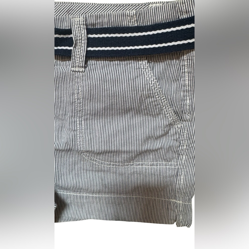 So sz juniors shorts in a blue and white pinstripe pockets EUC Like new w belt - Picture 4 of 5